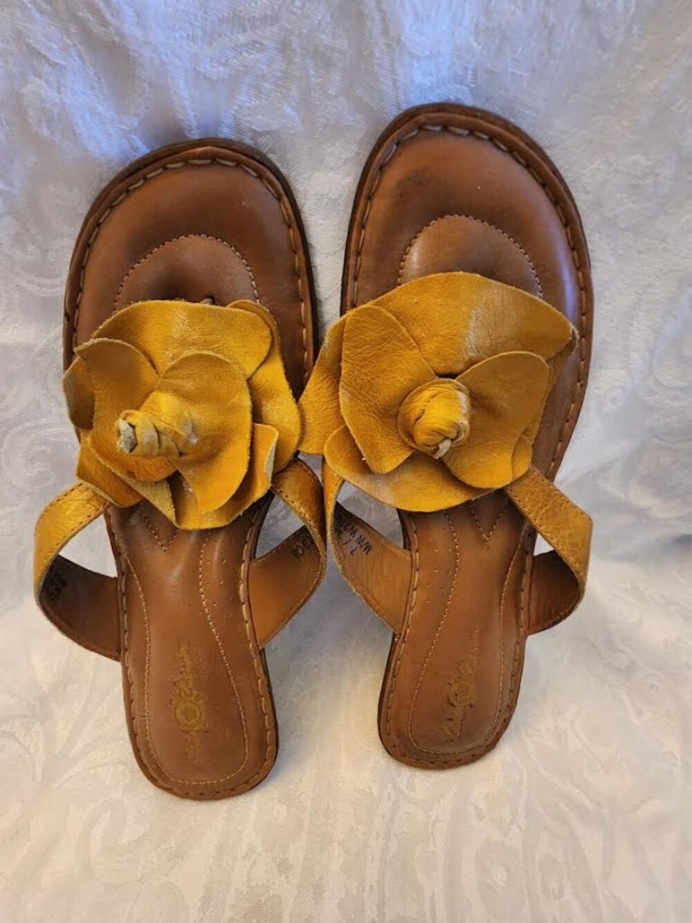 B O C BORN SIZE 7 LEATHER YELLOW FLOWER THONG SANDAL